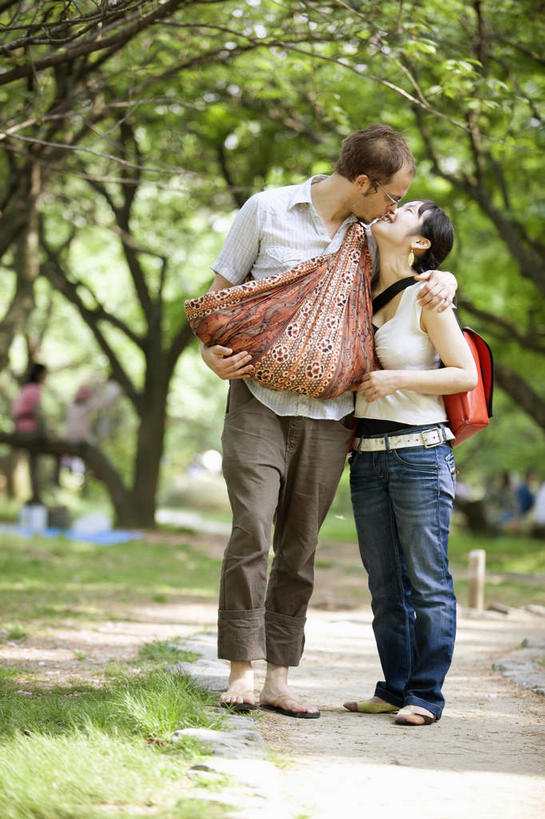 东方人,婴儿,儿童,背,三个人,家庭,夫妻,母亲,父亲,站,闭眼,吻,竖图,室外,白天,正面,爱情,纯洁,草地,草坪,植物,道路,路,亚洲,阴影,服装,朦胧,模糊,光线,影子,小路,交通,浪漫,休闲装,黄种人,草,树,树木,小孩,衣服,绿色,阳光,自然,站着,休闲,温暖,温馨,父子,母子,三口之家,一家人,休闲服,恩爱,父爱,可爱,母爱,恋人,服饰,活泼,生长,成长,和睦,宝宝,纯真,烂漫,无邪,包袱,伶俐,天真,男人,男性,年轻女性,女人,女性,中年男性,亚洲人,孩子,年轻人,夫妇,情侣,闭眼睛,闭着眼,闭着眼睛,接吻,亲,亲吻,亲嘴,站立,彩图,全身,伴侣,融洽