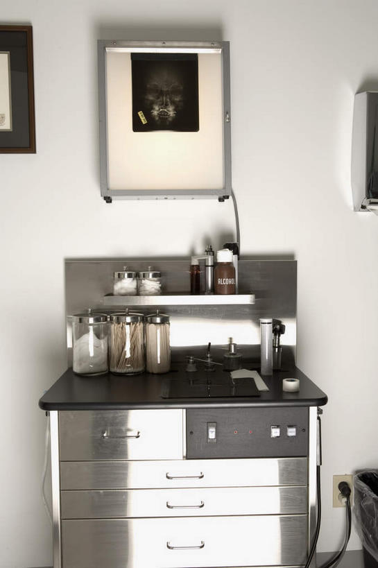 无人,医院,竖图,室内,白天,正面,显示器,柜子,阴影,反射,屏幕,纱布,影子,墙,储物柜,显示屏,墙壁,墙面,白色,储存,输出设备,医疗机构,压舌板,储备,蕴藏,贮备,彩图,病院,诊所,贮存