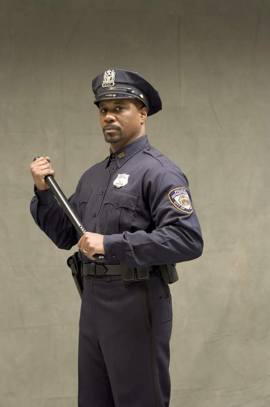 西方人,一个人,警察,警卫,站,竖图,室内,白天,正面,制服,帽子,欧洲,非洲,黑人,欧洲人,仅一个男性,仅一个人,仅一个中年男性,握,阴影,灰色背景,反射,棍子,影子,注视,一个,衣服,观察,看,站着,握着,摄影,军帽,影棚,单个,观看,军人,察看,军装,关注,军服,警徽,警棍,男人,男性,中年男性,非洲人,保安,警卫员,看守,卫兵,站立,半身,彩图,影棚拍摄,拍摄