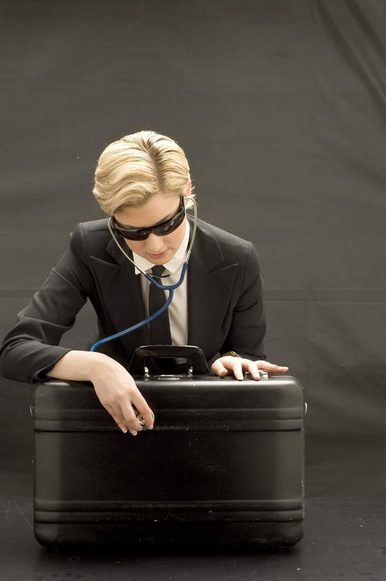 西方人,一个人,商务人士,商务女性,站,竖图,室内,白天,正面,通讯,客服,欧洲,欧洲人,仅一个年轻女性,仅一个女性,仅一个人,一副,握,阴影,套装,检查,中间,反射,信息,包,公文包,墨镜,眼镜,影子,话务员,注视,一个,耳机,耳麦,话筒,太阳镜,太阳眼镜,打开,低头,观察,看,站着,遮阳镜,服务,握着,通信,单个,公事包,观看,协调,察看,麦克风,头戴式耳麦,开启,关注,销售,商务装,间谍,工薪阶层,客服人员,电话销售,垂头,接待员,年轻女性,女人,女性,白种人,白领,接线员,上班族,站立,半身,彩图,斥候,奸细,探子,细作,头戴式耳机,特工,特务