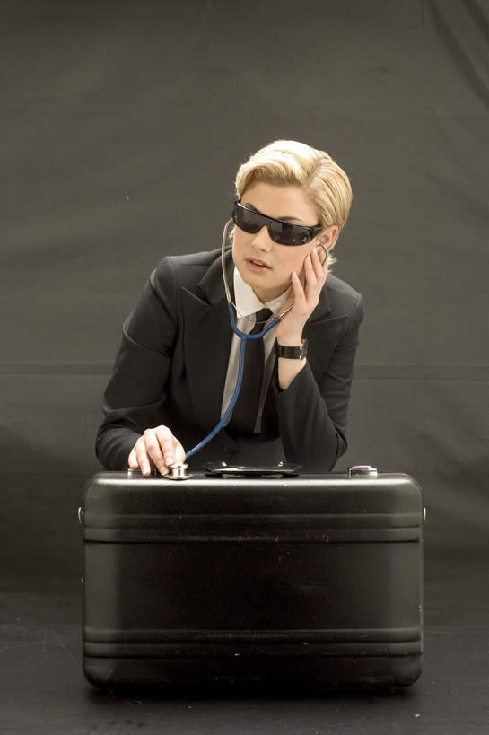 西方人,一个人,商务人士,商务女性,站,竖图,室内,白天,正面,通讯,客服,欧洲,欧洲人,仅一个年轻女性,仅一个女性,仅一个人,一副,握,阴影,套装,检查,中间,反射,信息,包,公文包,墨镜,眼镜,影子,话务员,注视,一个,耳机,耳麦,话筒,太阳镜,太阳眼镜,打开,观察,看,站着,遮阳镜,服务,握着,通信,单个,公事包,观看,协调,察看,麦克风,头戴式耳麦,开启,关注,销售,商务装,间谍,工薪阶层,客服人员,电话销售,接待员,年轻女性,女人,女性,白种人,白领,接线员,上班族,抬头,仰头,站立,半身,彩图,斥候,奸细,探子,细作,头戴式耳机,特工,特务