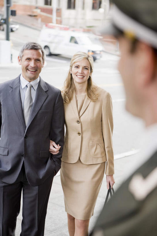 西方人,三个人,同事,商务人士,前台,服务员,商务男性,商务女性,宾馆,站,笑,微笑,露齿笑,竖图,室外,白天,正面,工作服,衬衫,制服,爱情,成功,合作,团队,集体,信心,道路,路,公路,汽车,帽子,欧洲,欧洲人,勾,挽,套装,朦胧,模糊,领带,交通,浪漫,注视,队伍,车,交通工具,轿车,观察,看,站着,温暖,温馨,恩爱,勾着,恋人,军帽,观看,和睦,察看,领导,双手插袋,象征,庄重,成就,关注,载具,商务装,身份,手插袋,合伙,领袖,挽着,工薪阶层,双手抄兜,双手放兜,正式,地位,工作制服,接待员,男人,男性,年轻男性,女人,女性,中年男性,中年女性,白种人,情侣,白领,服务生,上班族,侍者,马路,插兜,两手抄兜,两手放兜,手插兜,手放口袋,站立,半身,彩图,衬衣,工作套服,客店,客栈,旅店,旅馆,旅舍,汽车旅馆,伴侣,融洽,手抄兜