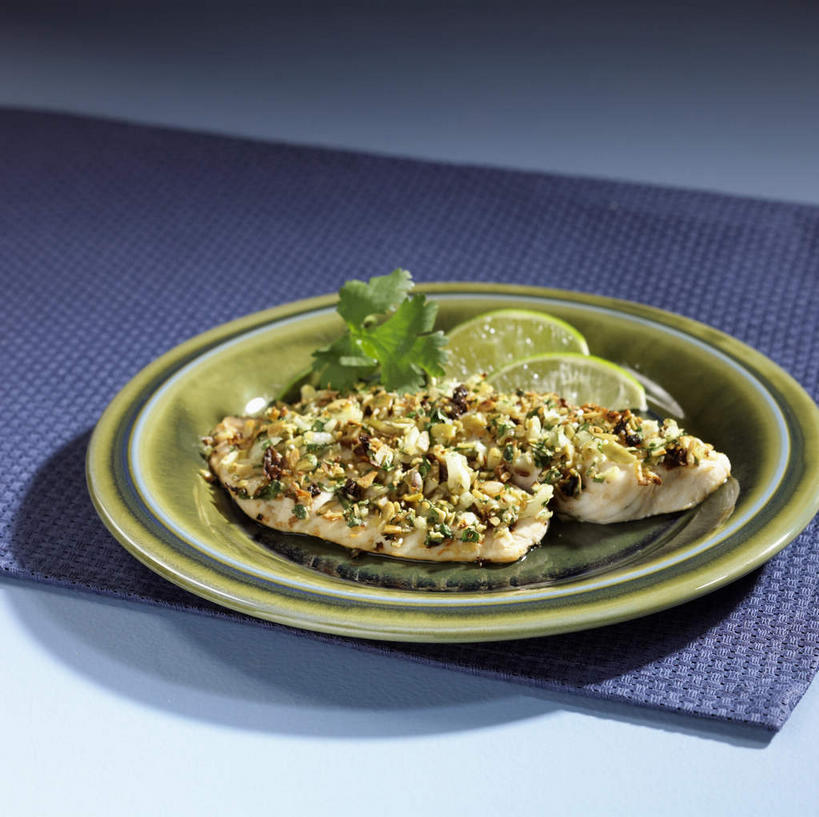 无人,横图,俯视,室内,特写,白天,桌面,桌子,餐具,水果,纺织品,阴影,新鲜,反射,木制,鱼,布,碟子,盘,影子,肉,生食,鱼肉,食品,果实,织物,肉类,鱼类,海洋生物,食物,一个,盘子,木制品,碟,摄影,有机食品,绿色食品,影棚,单个,布匹,水生动物,水生物,肉食,海底动物,罗非鱼,酸橙,代代,卡其布,非洲鲫鱼,吴郭鱼,越南鱼,橙子,橙,彩图,高角度拍摄,影棚拍摄,拍摄