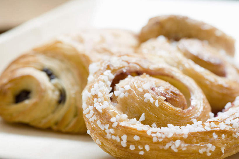 点心,面包,无人,横图,俯视,室内,特写,白天,桌面,桌子,阴影,朦胧,模糊,反射,木制,影子,芝麻,食品,面点,羊角面包,食物,糕点,木制品,饼干,零食,牛角面包,脂麻,胡麻,白麻,巨胜子,油麻,椒盐卷饼,彩图,高角度拍摄