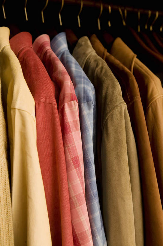 无人,竖图,室内,特写,白天,正面,柜子,静物,一排,许多,服装,整齐,很多,排列,衣服,衣橱,服饰,衣着,穿着,队列,更衣橱,衣饰,彩图