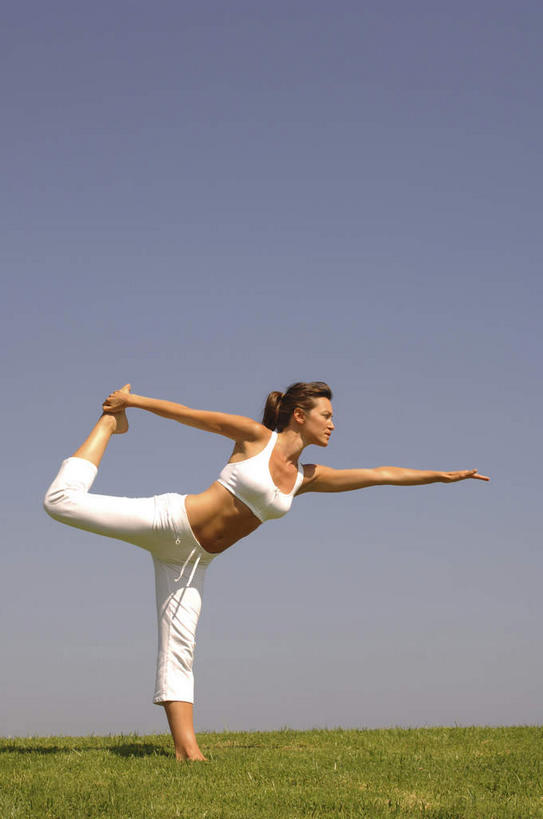 西方人,一个人,站,举,伸展双臂,竖图,室外,白天,正面,侧面,运动服,锻炼,瑜伽,运动,草地,草坪,植物,欧洲,欧洲人,仅一个年轻女性,仅一个女性,仅一个人,伸展,服装,注视,草,衣服,蓝色,绿色,白色,蓝天,天空,天,观察,看,托,站着,舒展,养生,服饰,晴朗,观看,察看,衣着,穿着,关注,万里无云,衣饰,体育,年轻女性,女人,女性,白种人,晴空,晴空万里,敞开双臂,举起,举手,举着,伸开双臂,向上举,向上伸,向上托,展开双肩,站立,张开手臂,张开双臂,彩图,健身,舞王式,运动装