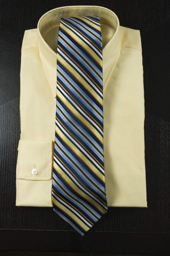 无人,竖图,俯视,室内,特写,白天,衬衫,静物,一条,黑色背景,服装,领带,衣服,黄色,摄影,服饰,影棚,象征,衣着,庄重,穿着,身份,正式,地位,衣饰,彩图,高角度拍摄,影棚拍摄,衬衣,拍摄