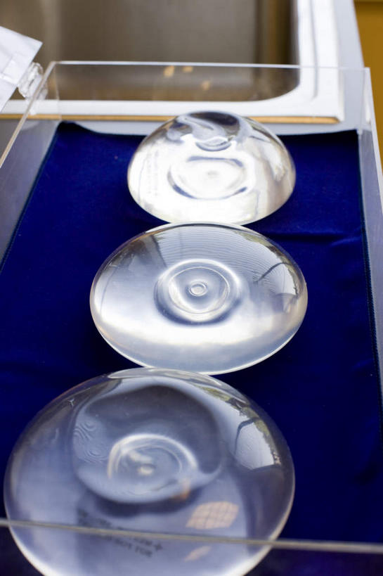 乳房,无人,医院,竖图,俯视,室内,特写,白天,静物,一排,整齐,排列,三个,硅胶,队列,医疗机构,隆胸,彩图,高角度拍摄,病院,诊所