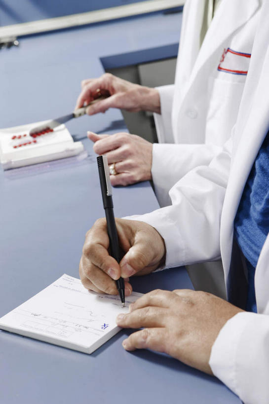 西方人,手,两个人,伙伴,朋友,药剂师,坐,竖图,俯视,室内,特写,白天,工作服,制服,友谊,合作,团队,桌子,欧洲,欧洲人,握,服装,笔,办公桌,办公用品,记事本,拿,拿着,水笔,文具,衣服,本子,笔记本,学习用品,药店,手部,战略,握着,服饰,文具用品,书写,衣着,穿着,联合,合谋,工作制服,衣饰,配合,协作,老年女性,女人,女性,中年女性,白种人,配药师,坐着,半身,彩图,高角度拍摄,工作套服