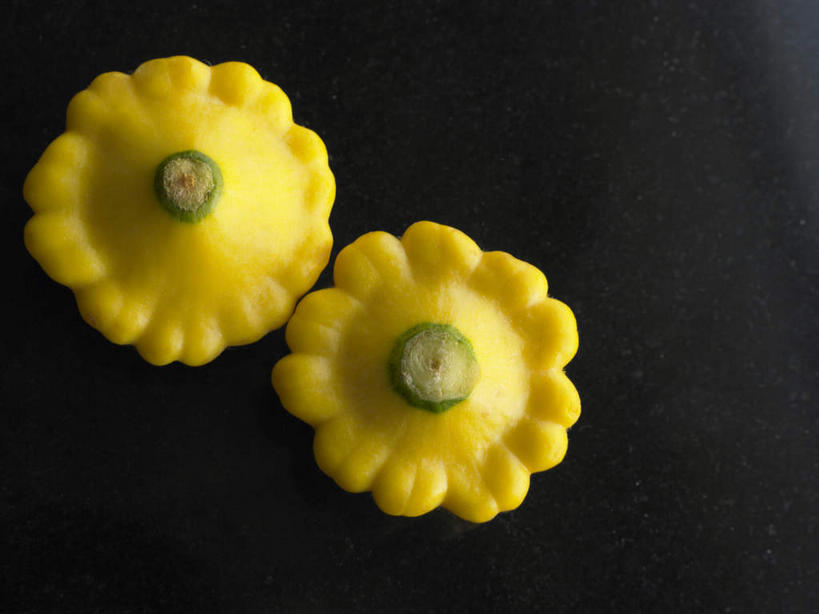 无人,横图,俯视,室内,特写,白天,餐桌,桌子,蔬菜,阴影,新鲜,反射,影子,食品,西葫芦,食物,两个,黄色,白瓜,有机食品,绿色食品,餐台,茭瓜,彩图,高角度拍摄