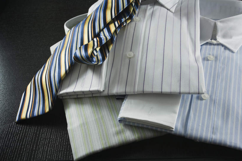无人,横图,俯视,室内,特写,白天,衬衫,静物,阴影,黑色背景,服装,整齐,反射,影子,领带,折叠,衣服,摄影,服饰,影棚,象征,衣着,庄重,穿着,身份,正式,地位,衣饰,彩图,高角度拍摄,影棚拍摄,衬衣,拍摄