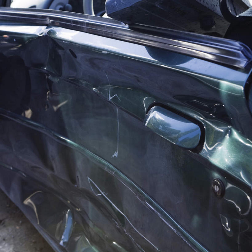 无人,横图,室外,特写,白天,正面,窗户,汽车,静物,一辆,破坏,破损,玻璃窗,车,车窗,交通工具,轿车,损坏,载具,彩图