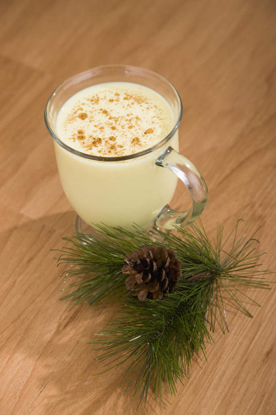 牛奶,无人,竖图,俯视,室内,特写,白天,桌面,桌子,松树,杯子,叶子,圣诞节,阴影,节日,庆祝,反射,木制,影子,蛋,鸡蛋,坚果,果实,绿叶,松果,酒类,饮品,一杯,营养,文化,玻璃制品,酒,饮料,木制品,水杯,干果,庆典,嫩叶,纪念,乳制品,松塔,奶,牛乳,坚定,草鸡蛋,长寿,安神,卵,贞洁,叶,叶片,玻璃杯,彩图,高角度拍摄,蛋酒