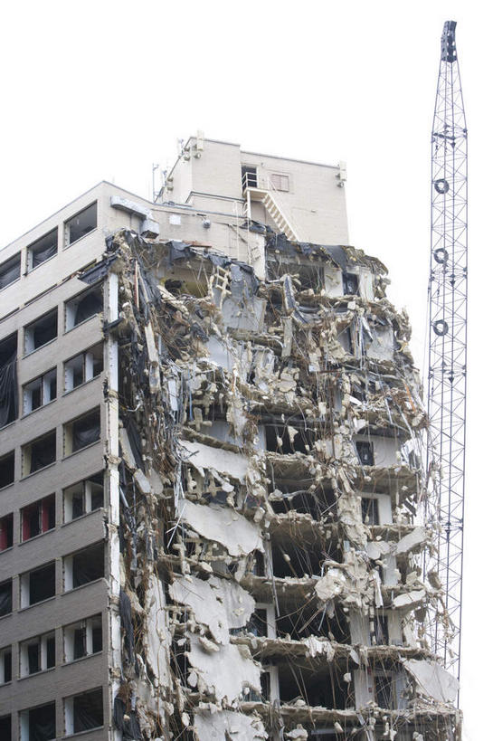 无人,高楼大厦,竖图,室外,白天,仰视,大厦,建筑,摩天大楼,阴影,光线,影子,破坏,破损,蓝色,蓝天,天空,阳光,天,晴朗,损坏,万里无云,倒塌,倾圮,坍毁,晴空,晴空万里,彩图,低角度拍摄,大楼,高层建筑,高楼,摩天楼