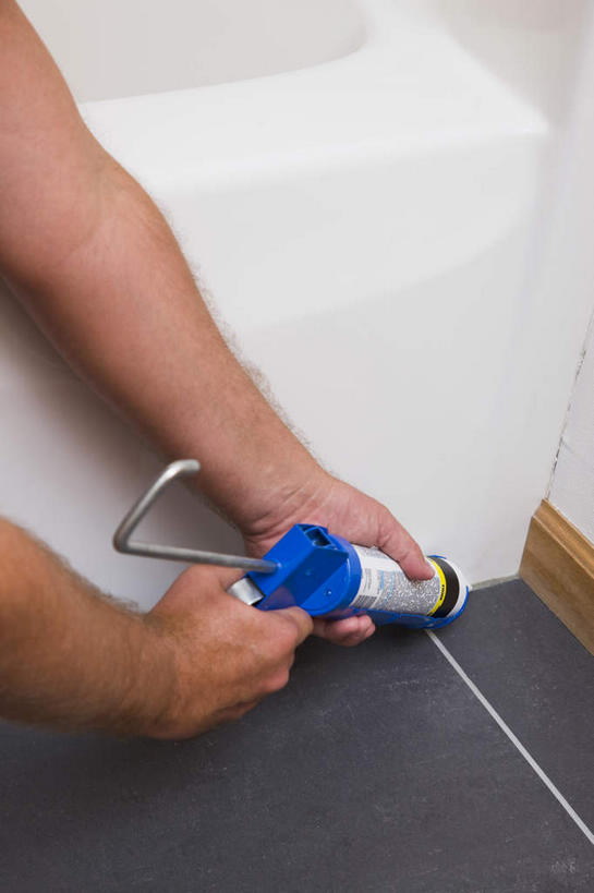 西方人,手,一个人,竖图,俯视,室内,特写,白天,卫生间,浴室,欧洲,欧洲人,双手,仅一个男性,仅一个人,仅一个中年男性,握,阴影,反射,瓷砖,工具,影子,设备,蓝色,容器,浴缸,手部,握着,储藏,储存,密封,装置,卫浴设备,水管装置,填缝枪,男人,男性,中年男性,白种人,淋浴房,半身,彩图,高角度拍摄,冲凉房,沐浴间,沐浴室,贮存