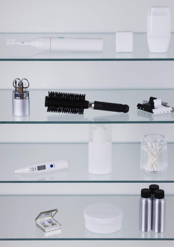 无人,竖图,室内,特写,白天,正面,安全,生活用品,卫生间,浴室,静物,一把,阴影,反射,医学,测量,器材,温度计,影子,梳子,置物架,显示屏,架子,瓶子,塑料制品,体温计,日用品,清洁,塑料瓶,牙线,洗漱用品,快速,温度,感冒,医疗,卫生,准确,体温,精度,精准,发烧,电子温度计,陈列架,电子体温计,流感,物理,美发用品,感温头,温度传感器,读数,快捷,医用温度计,量温棒,热电偶,搁架,淋浴房,彩图,冲凉房,沐浴间,沐浴室