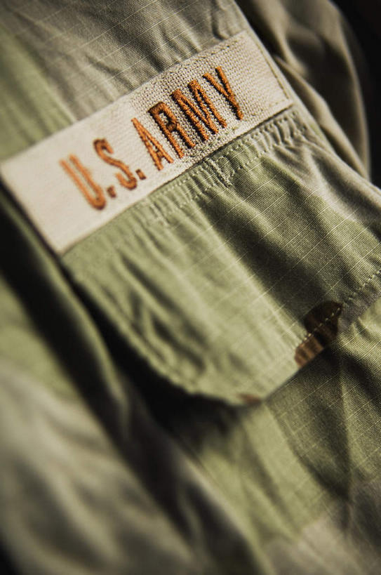 无人,竖图,室内,特写,白天,正面,制服,静物,阴影,朦胧,模糊,反射,英文,标志,文字,影子,字符,字母,标识,衣服,一件,英文字母,军装,军服,彩图