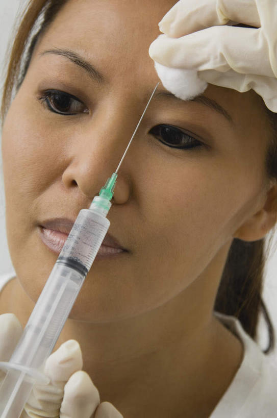 东方人,脸,头,脸颊,手,两个人,医生,竖图,室内,特写,白天,正面,农作物,亚洲,双手,擦,抚摸,握,阴影,服装,柔软,反射,影子,棉花,拿,拿着,注视,黄种人,肩膀,纺织,衣服,手套,观察,看,医护人员,医疗人员,健康,温暖,手部,橡胶,针管,针筒,杀菌,擦拭,握着,注射,摄影,服饰,影棚,观看,纤维,察看,手术,医疗,医疗设备,注射器,消毒,衣着,穿着,关注,橡胶手套,整形,橡胶制品,病号服,医用手套,酒精棉,柔和,衣饰,暖和,揩擦,拭,年轻女性,女人,女性,亚洲人,头部,脸部,脸蛋,面部,大夫,半身,彩图,影棚拍摄,拍摄,乙醇,外科手术,医疗美容外科手术,整形手术,轻抚