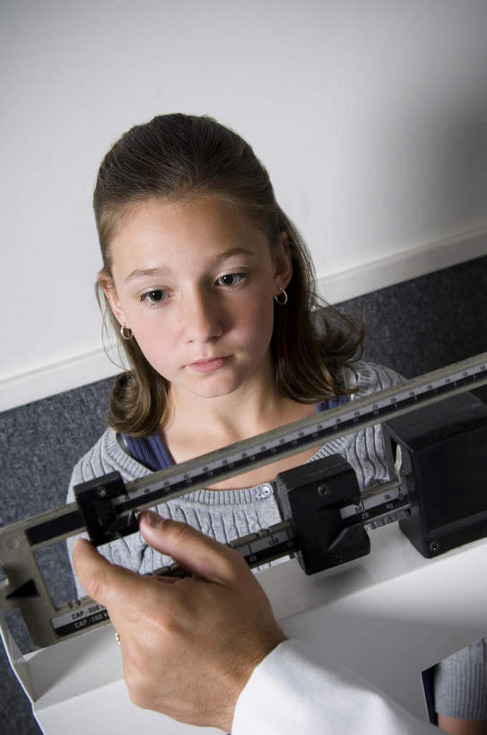 西方人,儿童,两个人,医生,站,竖图,俯视,室内,白天,仪器,欧洲,欧洲人,握,服装,墙,拿,拿着,注视,休闲装,墙壁,墙面,小孩,衣服,白色,观察,看,站着,医护人员,医疗人员,休闲,休闲服,握着,服饰,观看,察看,衡量,关注,计量,衡器,杆秤,男人,男性,女孩,女人,女性,中年男性,白种人,孩子,大夫,秤,站立,半身,彩图,高角度拍摄,女生