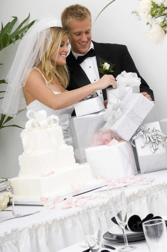 点心,西方人,两个人,家庭,夫妻,新娘,新郎,站,笑,微笑,露齿笑,竖图,室内,白天,白色背景,正面,婚纱,衬衫,西装,爱情,婚礼,快乐,植物,餐桌,桌子,棕榈树,礼盒,礼物,叶子,欧洲,欧洲人,握,套装,正装,庆祝,纸盒,食品,绿叶,领带,婚礼蛋糕,结婚,浪漫,拿,拿着,注视,职业装,盒子,树,树木,食物,糕点,绿色,自然,包装盒,礼品盒,观察,看,站着,温暖,温馨,喜庆,一家人,嫩叶,恩爱,握着,恋人,摄影,礼品,影棚,生长,成长,餐台,观看,纪念,和睦,察看,关注,棕榈叶,男人,男性,年轻男性,年轻女性,女人,女性,白种人,年轻人,夫妇,情侣,叶,叶片,站立,半身,彩图,影棚拍摄,衬衣,婚礼服,礼服,高兴,拍摄,伴侣,融洽,蛋糕,结婚蛋糕