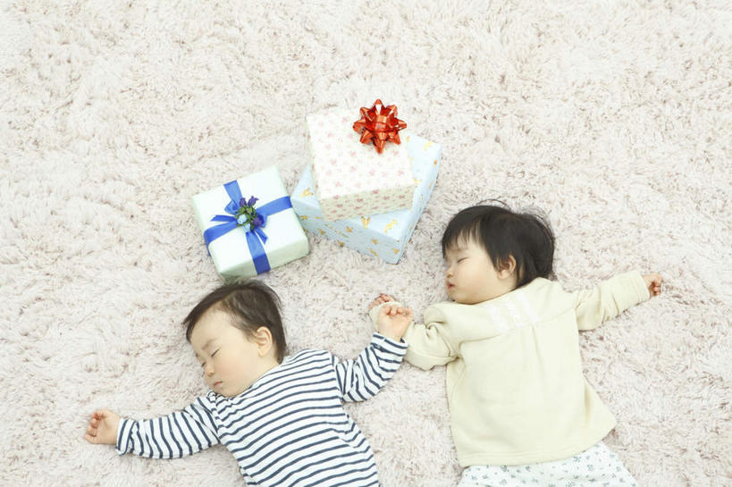 东方人,儿童,两个人,躺,闭眼,睡,横图,俯视,室内,白天,婴儿服装,纯洁,礼盒,礼物,纺织品,亚洲,装饰,毛毯,丝绸,丝带,毯子,纸盒,缎带,黄种人,绸带,盒子,纺织,小孩,红色,蓝色,黑色,包装盒,礼品盒,垫子,温暖,可爱,童年,童趣,礼品,华丽,修饰,点缀,童真,烂漫,无邪,衬托,美观,雅致,雅观,三盒,天真,男孩,男人,男性,女孩,女人,女性,亚洲人,闭眼睛,闭着眼,闭着眼睛,困,困觉,寝息,睡觉,躺着,半身,彩图,高角度拍摄,婴儿服,短发,男生,女生