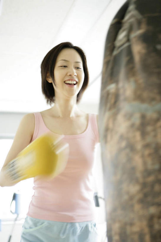 东方人,一个人,健身房,站,笑,微笑,露齿笑,竖图,室内,白天,正面,运动服,锻炼,运动,窗户,落地窗,亚洲,仅一个年轻女性,仅一个女性,仅一个人,阴影,服装,拳套,光线,影子,拳击手套,注视,黄种人,玻璃窗,衣服,黑色,观察,看,站着,服饰,观看,察看,衣着,穿着,关注,沙袋,衣饰,体育,年轻女性,女人,女性,亚洲人,站立,半身,彩图,健身,健身馆,短发,运动装