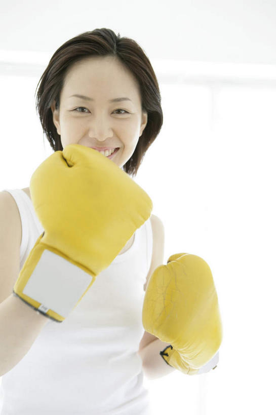 东方人,一个人,健身房,站,竖图,室内,白天,白色背景,正面,运动服,锻炼,运动,亚洲,仅一个年轻女性,仅一个女性,仅一个人,阴影,服装,拳套,光线,影子,注视,黄种人,衣服,黄色,黑色,观察,看,站着,摄影,服饰,影棚,观看,察看,衣着,穿着,关注,一套,衣饰,体育,年轻女性,女人,女性,亚洲人,站立,半身,彩图,影棚拍摄,健身,拍摄,健身馆,短发,运动装