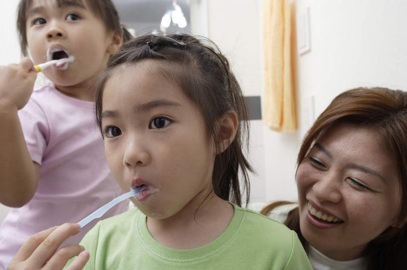 东方人,儿童,脸,头,脸颊,两个人,母亲,女儿,站,蹲,笑,微笑,露齿笑,横图,室内,白天,正面,纯洁,零件,电路,卫生间,洗手间,亚洲,一条,关闭,握,阴影,服装,反射,瓷砖,泡沫,牙刷,影子,拿,拿着,注视,休闲装,黄种人,干净,开关,小孩,衣服,黄色,黑色,按钮,毛巾,打开,观察,看,清洁,站着,休闲,母女,休闲服,可爱,母爱,童年,童趣,握着,洗漱,服饰,观看,察看,开启,关注,保洁,清洁工具,童真,烂漫,无邪,洁净,闭合,天真,年轻女性,女孩,女人,女性,亚洲人,孩子,头部,长发,脸部,脸蛋,面部,厕所,蹲着,站立,半身,彩图,女生