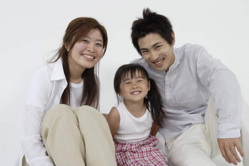 东方人,儿童,两个人,家庭,母亲,父亲,女儿,坐,抱,笑,微笑,露齿笑,横图,室内,白天,白色背景,正面,亚洲,撑,阴影,服装,反射,影子,褐色,注视,休闲装,黄种人,小孩,衣服,黑色,观察,看,靠,靠着,休闲,温暖,温馨,父女,母女,一家人,休闲服,父爱,母爱,摄影,服饰,影棚,抱着,观看,和睦,察看,撑着,搂着,曲膝,关注,男人,男性,年轻男性,年轻女性,女孩,女人,女性,亚洲人,孩子,长发,屈膝,搂,搂抱,坐着,半身,彩图,影棚拍摄,拍摄,融洽,短发,女生