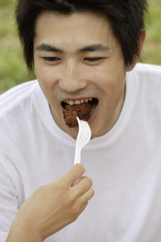 东方人,一个人,吃,竖图,俯视,室外,白天,草地,草坪,植物,餐具,亚洲,仅一个男性,仅一个人,一把,握,服装,叉子,刀叉,刀子,塑料,肉,休闲装,黄种人,肉类,草,仅一个年轻男性,一个,衣服,绿色,白色,黑色,塑料制品,休闲,休闲服,握着,服饰,单个,餐刀,肉食,餐叉,男人,男性,年轻男性,亚洲人,进餐用具,嚼,食,半身,彩图,高角度拍摄,短发