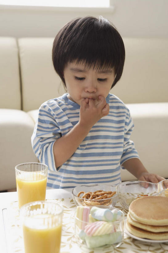 果汁,东方人,儿童,一个人,跪,竖图,室内,白天,正面,纯洁,餐桌,窗户,沙发,桌子,杯子,餐具,玻璃,亚洲,仅一个男性,仅一个人,撑,咬,阴影,服装,朦胧,模糊,反射,碟子,盘,影子,铜锣烧,黄金饼,注视,休闲装,黄种人,棉花糖,洋葱圈,玻璃窗,玻璃制品,饮料,小孩,衣服,盘子,水杯,碟,碗,观察,看,仅一个小孩,休闲,休闲服,可爱,童年,童趣,服饰,餐台,观看,咬着,察看,撑着,关注,布艺沙发,童真,烂漫,无邪,天真,男孩,男人,男性,亚洲人,孩子,玻璃杯,跪着,半身,彩图,男生