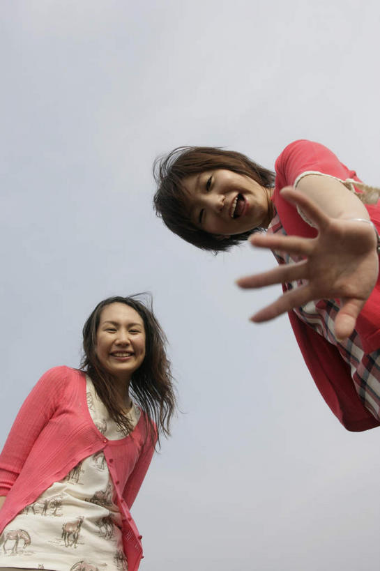 东方人,两个人,伙伴,朋友,站,举,竖图,室外,白天,仰视,友谊,亚洲,弯腰,服装,挥手,注视,休闲装,黄种人,衣服,蓝色,蓝天,天空,天,观察,看,手势,托,站着,招手,休闲,休闲服,服饰,晴朗,观看,察看,关注,摆动,万里无云,哈腰,友情,年轻女性,女人,女性,亚洲人,晴空,晴空万里,举起,举手,举着,向上举,向上伸,向上托,站立,半身,彩图,低角度拍摄