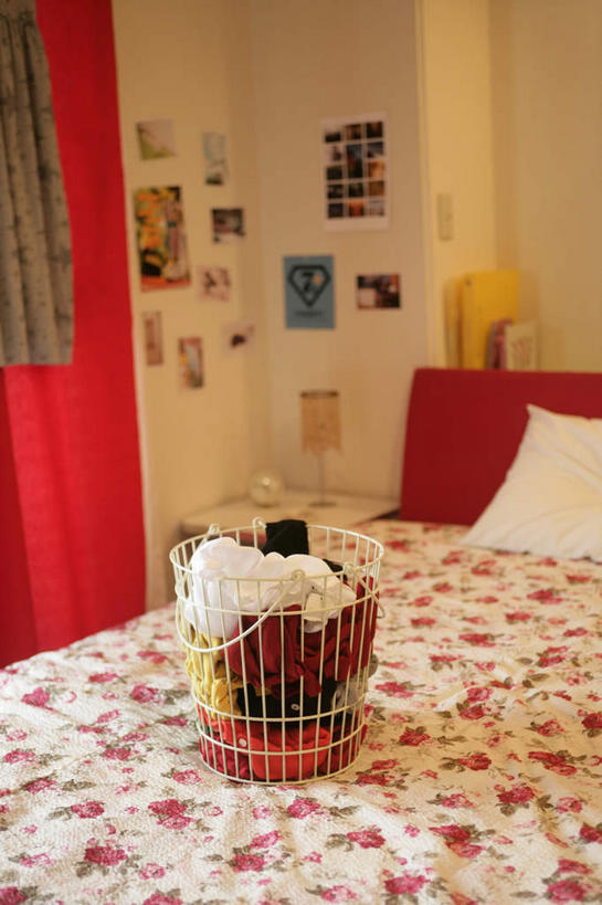 无人,家,竖图,俯视,室内,白天,别墅,窗帘,床,家具,靠垫,卧室,装修,桌子,建筑,静物,欧式,阴影,花纹,装饰,光线,影子,房屋,墙,双人床,屋子,公寓,床单,靠枕,豪华,被子,建设,现代,装潢,洋房,楼房,墙壁,墙面,住宅,抱枕,室内装潢,枕头,样板房,明亮,舒适,被单,家居装潢,垃圾篓,房屋设计,地中海风格,古典风格,简约风格,垃圾筐,室内设计,宽敞,样板房装潢,设计,彩图,高角度拍摄,房子,睡房,卧房