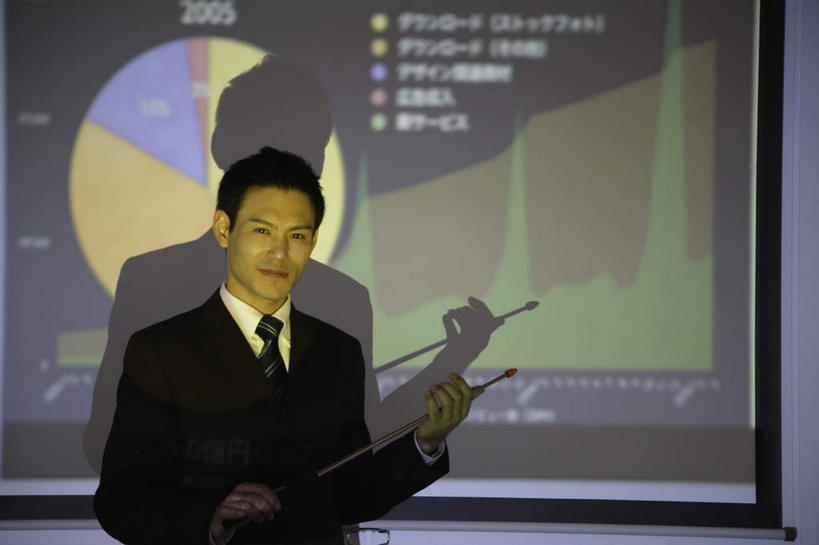 东方人,一个人,商务人士,商务男性,办公室,站,横图,室内,白天,正面,衬衫,显示器,亚洲,仅一个男性,仅一个人,阴影,套装,反射,日文,标志,屏幕,数字,文字,影子,字符,领带,注视,黄种人,标识,显示屏,仅一个年轻男性,黑色,观察,看,站着,阿拉伯数字,观看,察看,关注,商务装,工薪阶层,输出设备,日语,教棒,年轻男性,亚洲人,年轻人,白领,上班族,站立,半身,彩图,衬衣,短发