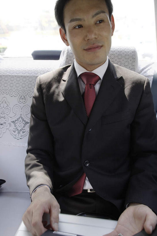 东方人,一个人,商务人士,商务男性,坐,捧,竖图,室内,白天,正面,衬衫,安全,沙发,汽车,手提箱,亚洲,仅一个男性,仅一个人,阴影,套装,光线,影子,黄种人,车,仅一个年轻男性,一个,白色,箱子,交通工具,轿车,单个,保护,载具,保险,商务装,私密,布艺沙发,工薪阶层,密码箱,男人,男性,年轻男性,亚洲人,白领,上班族,端,端着,捧着,手捧,坐着,半身,彩图,衬衣