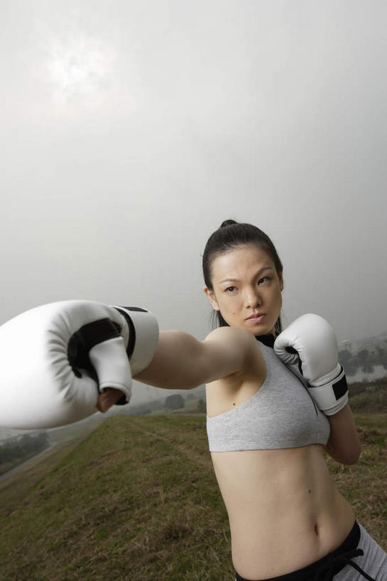 东方人,一个人,拳击手,站,举,竖图,室外,白天,正面,锻炼,安全,比赛,运动,拳击,草地,草坪,植物,亚洲,仅一个年轻女性,仅一个女性,仅一个人,服装,背心,云,云朵,防护,拳击手套,云彩,注视,休闲装,黄种人,运动器械,草,衣服,绿色,白色,白云,天空,手套,天,观察,看,托,站着,休闲,休闲服,健身器械,服饰,晴朗,观看,保护,察看,关注,出拳,保险,健身器材,保全,周全,安稳,安定,防护手套,平安,体育,年轻女性,女人,女性,亚洲人,拳击家,拳击运动员,晴空,举起,举手,举着,向上举,向上伸,向上托,站立,半身,彩图,健身,运动器材