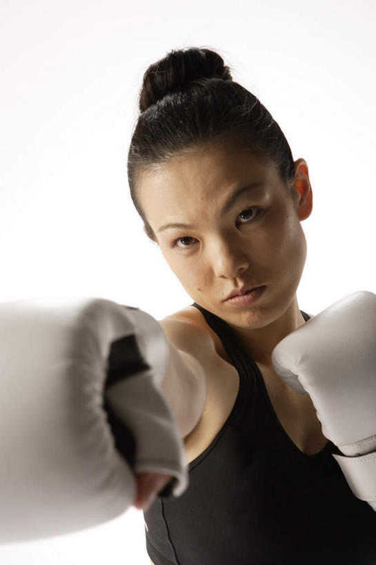 东方人,一个人,拳击手,站,举,竖图,室内,特写,白天,白色背景,正面,锻炼,安全,比赛,运动,拳击,亚洲,仅一个年轻女性,仅一个女性,仅一个人,服装,防护,拳击手套,休闲装,黄种人,运动器械,衣服,手套,托,站着,休闲,休闲服,健身器械,摄影,服饰,影棚,保护,出拳,保险,健身器材,保全,周全,安稳,安定,防护手套,平安,体育,年轻女性,女人,女性,亚洲人,拳击家,拳击运动员,举起,举手,举着,向上举,向上伸,向上托,站立,半身,彩图,影棚拍摄,健身,拍摄,运动器材