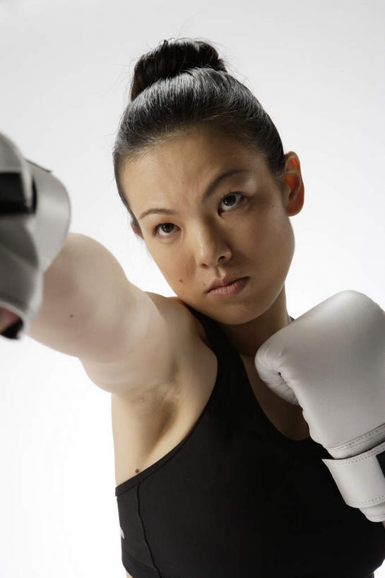 东方人,一个人,拳击手,站,举,竖图,室内,特写,白天,白色背景,正面,锻炼,安全,比赛,运动,拳击,亚洲,仅一个年轻女性,仅一个女性,仅一个人,服装,防护,拳击手套,休闲装,黄种人,运动器械,衣服,手套,托,站着,休闲,休闲服,健身器械,摄影,服饰,影棚,保护,出拳,保险,健身器材,保全,周全,安稳,安定,防护手套,平安,体育,年轻女性,女人,女性,亚洲人,拳击家,拳击运动员,举起,举手,举着,向上举,向上伸,向上托,站立,半身,彩图,影棚拍摄,健身,拍摄,运动器材