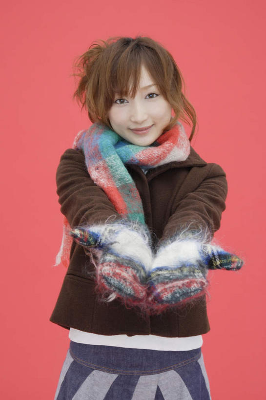 东方人,一个人,站,举,笑,微笑,竖图,室内,白天,正面,亚洲,仅一个年轻女性,仅一个女性,仅一个人,红色背景,服装,装饰,注视,黄种人,衣服,手套,围巾,观察,看,托,站着,温暖,摄影,服饰,影棚,围脖,观看,保暖,华丽,点缀,察看,衣着,御寒,穿着,关注,衬托,美观,雅致,雅观,衣饰,年轻女性,女人,女性,亚洲人,举起,举手,举着,向上举,向上伸,向上托,站立,半身,彩图,影棚拍摄,拍摄