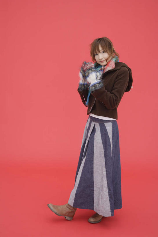 东方人,一个人,举,笑,微笑,竖图,室内,白天,正面,高跟鞋,裙子,鞋子,亚洲,仅一个年轻女性,仅一个女性,仅一个人,红色背景,服装,装饰,注视,黄种人,长裙,靴子,衣服,手套,围巾,观察,看,托,温暖,摄影,服饰,影棚,围脖,观看,半身裙,保暖,华丽,点缀,察看,衣着,御寒,穿着,关注,衬托,美观,雅致,雅观,衣饰,年轻女性,女人,女性,亚洲人,举起,举手,举着,向上举,向上伸,向上托,彩图,全身,影棚拍摄,拍摄