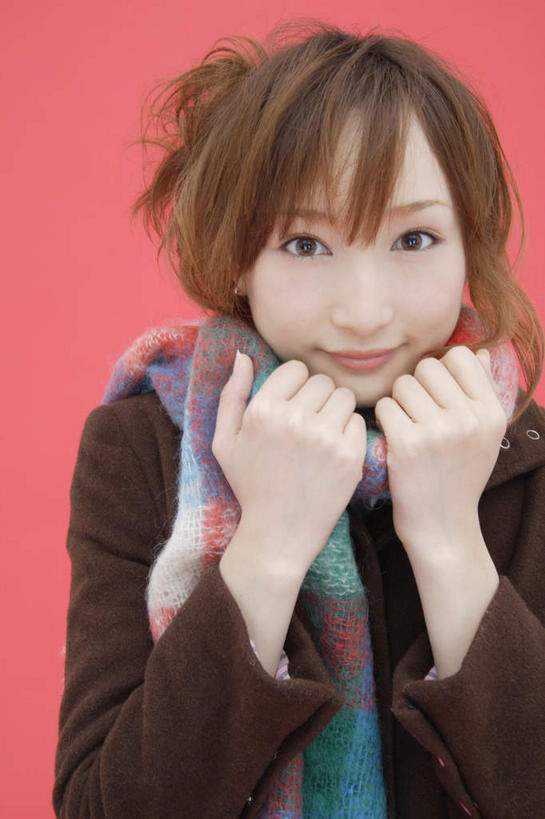 东方人,一个人,举,笑,微笑,竖图,室内,白天,正面,亚洲,仅一个年轻女性,仅一个女性,仅一个人,红色背景,服装,装饰,注视,黄种人,衣服,围巾,观察,看,托,温暖,摄影,服饰,影棚,围脖,观看,保暖,华丽,点缀,察看,衣着,御寒,穿着,关注,衬托,美观,雅致,雅观,衣饰,年轻女性,女人,女性,亚洲人,举起,举手,举着,向上举,向上伸,向上托,半身,彩图,影棚拍摄,拍摄