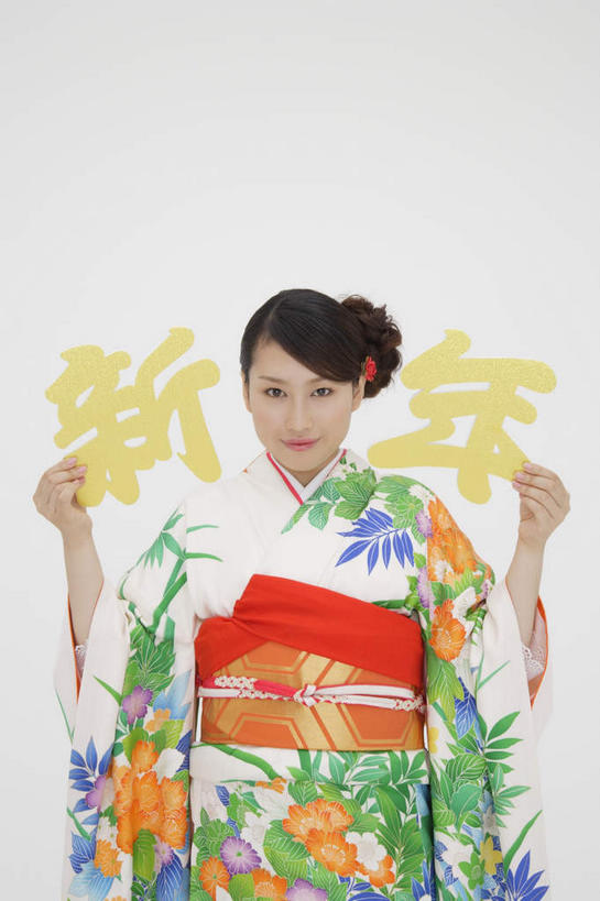 东方人,一个人,站,笑,微笑,竖图,室内,白天,白色背景,正面,民族服装,植物,叶子,亚洲,仅一个年轻女性,仅一个女性,仅一个人,许多,和服,艺术,盛开,日文,标志,文字,纸艺,字符,手工艺品,绿叶,注视,黄种人,文化,标识,花,花瓣,花朵,花卉,鲜花,两个,黄色,绿色,纸制品,工艺品,剪纸,花束,花蕊,观察,看,站着,嫩叶,摄影,服饰,影棚,观看,察看,高雅,关注,吴服,唐草,唐花,唐锦,自信心,品位,日语,剪画,刻纸,年轻女性,女人,女性,亚洲人,叶,叶片,站立,半身,彩图,影棚拍摄,传统服装,民俗服,拍摄