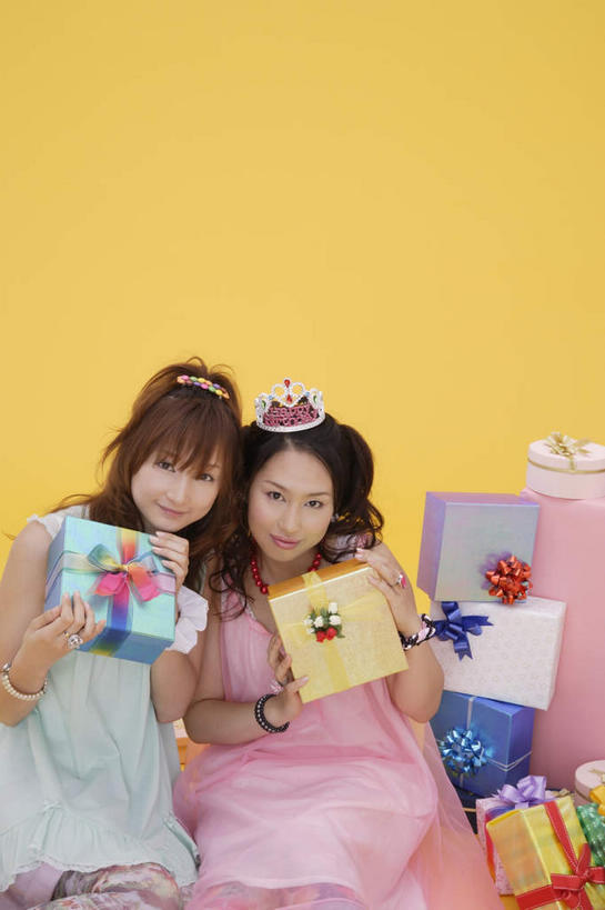 东方人,两个人,伙伴,朋友,站,笑,微笑,竖图,室内,白天,正面,爱情,友谊,幸福,礼盒,礼物,亚洲,一条,黄色背景,装饰,丝绸,丝带,纸盒,粉红色,粉红,缎带,浪漫,注视,黄种人,绸带,盒子,粉色,绿色,黑色,包装盒,发箍,发饰,饰品,礼品盒,观察,看,站着,健康,可爱,一盒,摄影,礼品,活泼,影棚,头箍,观看,青春,满足,甜美,察看,关注,时髦,温柔,发卡,纯真,配饰,友情,年轻女性,女人,女性,亚洲人,长发,站立,半身,彩图,影棚拍摄,拍摄