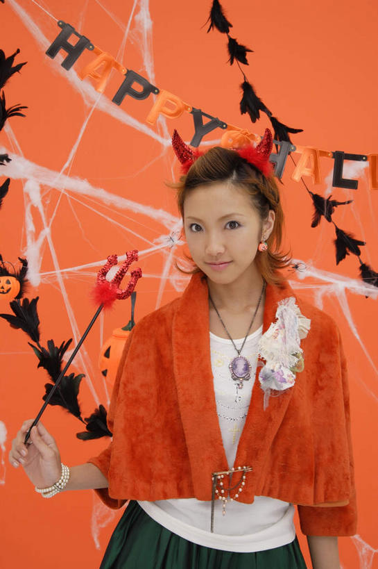 东方人,一个人,站,笑,微笑,竖图,室内,白天,正面,亚洲,仅一个年轻女性,仅一个女性,仅一个人,橙色背景,节日,庆祝,英文,蜘蛛网,标志,网,文字,字符,字母,墙,棕色,注视,黄种人,文化,标识,墙壁,墙面,黑色,观察,看,站着,庆典,万圣节,摄影,影棚,观看,纪念,英文字母,察看,关注,魔法棒,蛛网,妆扮,捕杀,猎取,年轻女性,女人,女性,亚洲人,长发,站立,半身,彩图,影棚拍摄,打扮,装扮,拍摄,短发