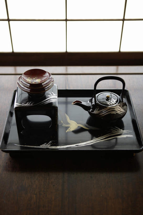 无人,竖图,俯视,室内,特写,白天,餐桌,窗户,桌子,静物,杯子,餐具,厨具,阴影,反射,碟子,壶,盘,影子,陶瓷,陶瓷制品,玻璃窗,水壶,两个,盘子,茶壶,水杯,碟,餐台,手柄,灶具,燃气灶,燃气具,茶杯,彩图,高角度拍摄