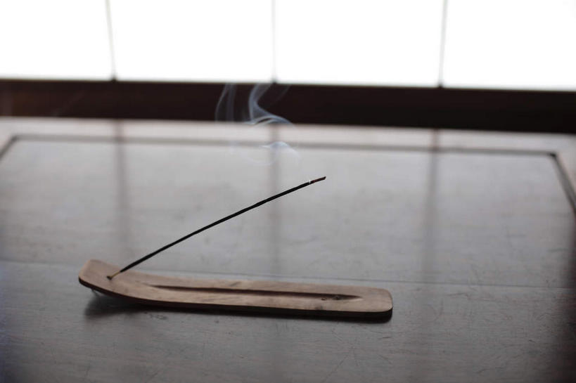 无人,横图,俯视,室内,特写,白天,餐桌,窗户,桌子,静物,蜡烛,阴影,节日,芳香,光线,影子,烟雾,燃烧,文化,玻璃窗,佛香,香火,香烛,祈祷,健康,许愿,宗教,信仰,烧香,餐台,纪念,祈求,芬芳,馨香,平安,彩图,高角度拍摄