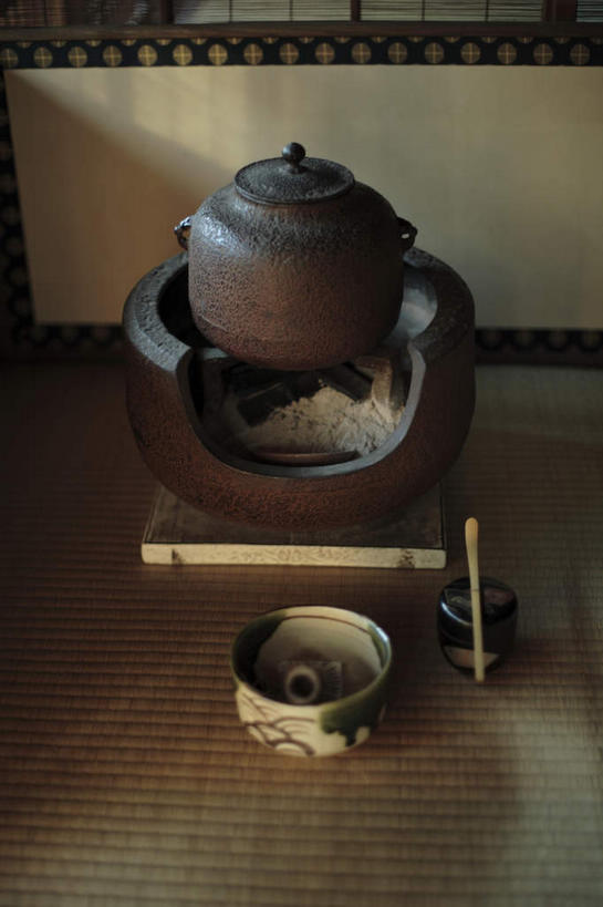 无人,竖图,俯视,室内,特写,白天,绘画,餐桌,桌子,静物,杯子,彩绘,瓷器,壶,陶瓷,陶瓷制品,水壶,一个,茶壶,水杯,单个,餐台,陶艺,彩釉,茶杯,画画,彩图,高角度拍摄