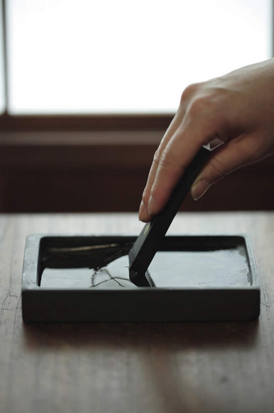 东方人,手,一个人,竖图,室内,特写,白天,侧面,桌子,亚洲,仅一个男性,仅一个人,握,阴影,光线,砚台,影子,拿,拿着,黄种人,书桌,仅一个年轻男性,磨,课桌,手部,握着,墨,单手,文房四宝,男人,男性,年轻男性,亚洲人,半身,彩图