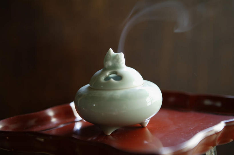 无人,横图,俯视,室内,特写,白天,餐桌,桌子,静物,装饰,芳香,香炉,陶瓷,墙,陶瓷制品,墙壁,墙面,一个,烟,单个,餐台,华丽,修饰,点缀,芬芳,衬托,美观,雅致,雅观,馨香,彩图,高角度拍摄