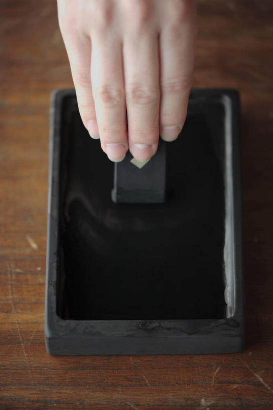 东方人,手,一个人,站,竖图,俯视,室内,特写,白天,桌子,亚洲,仅一个男性,仅一个人,握,阴影,光线,砚台,影子,拿,拿着,黄种人,书桌,仅一个年轻男性,磨,课桌,站着,手部,握着,墨,单手,文房四宝,男人,男性,年轻男性,亚洲人,站立,半身,彩图,高角度拍摄